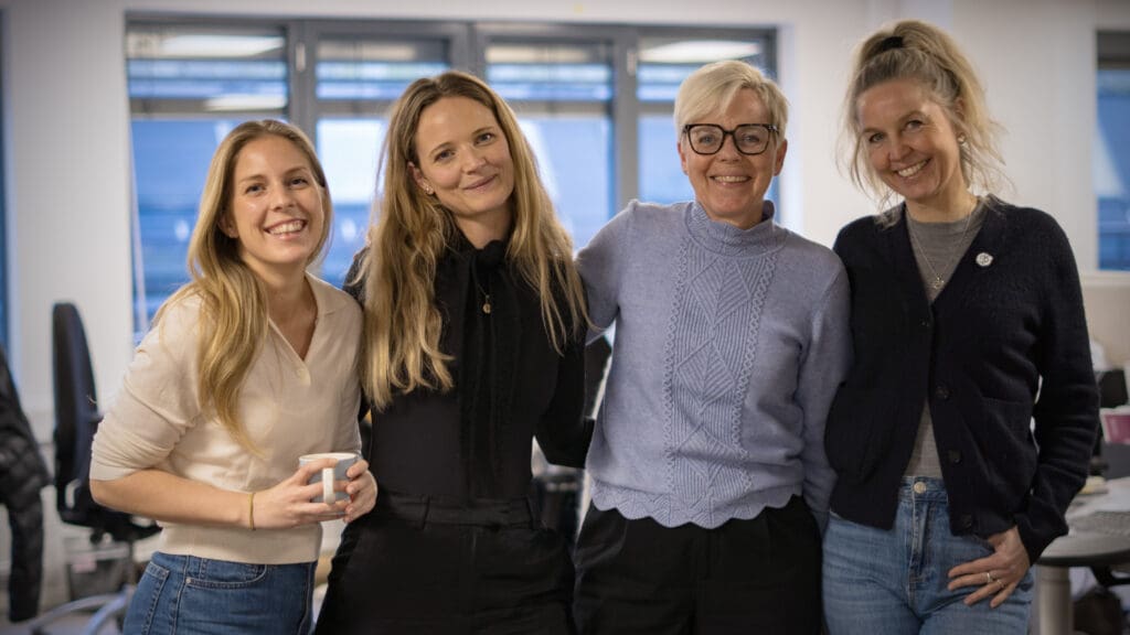 Denne kvartetten jobber sammen om medvirkning hos Voksne for Barn. Fra venstre: Julie Gulbrandsen (Ungt nettverk og Ungdomspanelet), Tora Smith Auli (ansvarlig for brukermedvirkning og brukerrepresentanter), Karin Källsmyr og Hanne Skarsvaag, (ROM Ung). Foto: Voksne for Barn